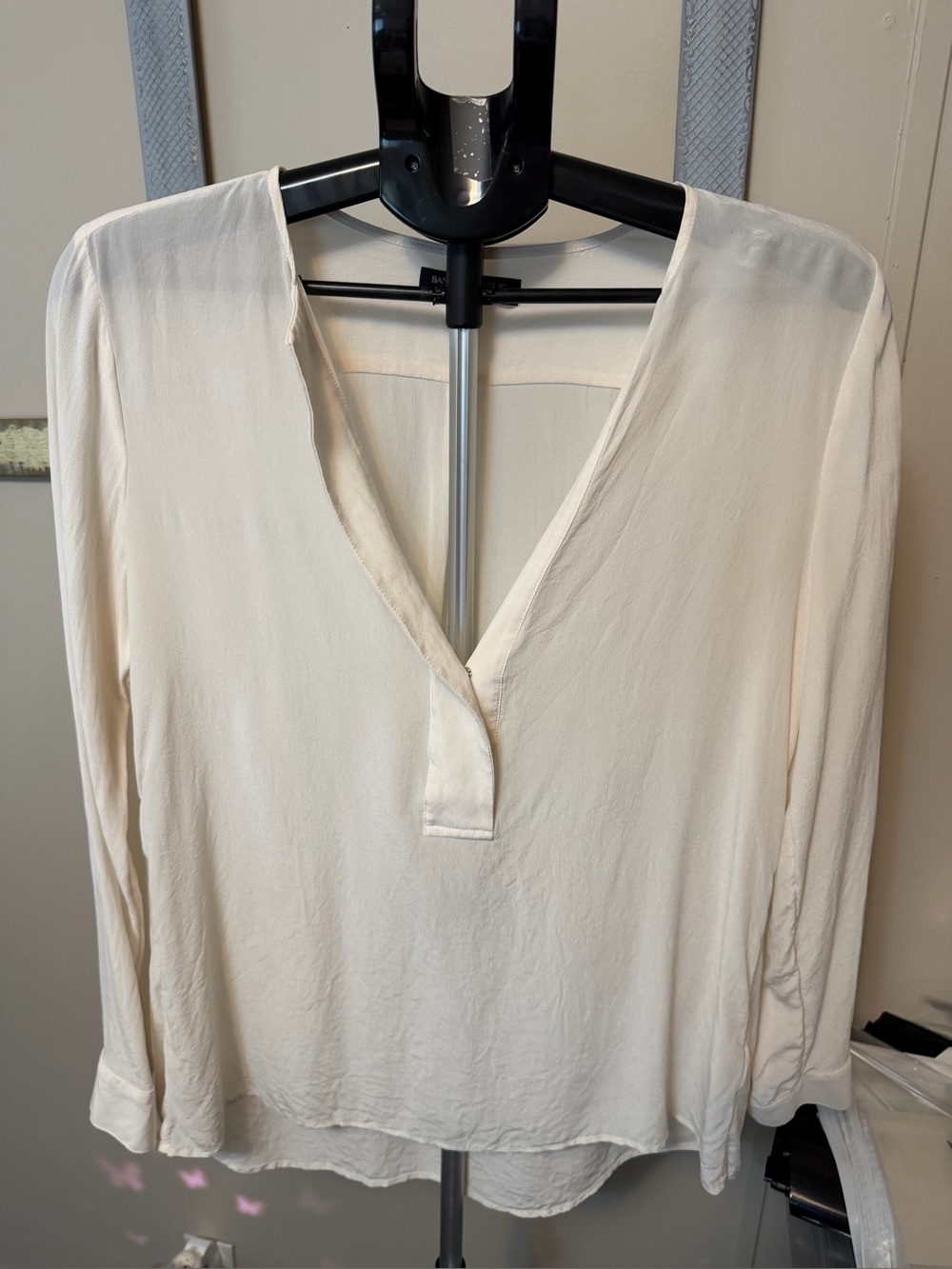 Banana Republic 100% Silk Popover V-Neck Blouse - Medium Cream